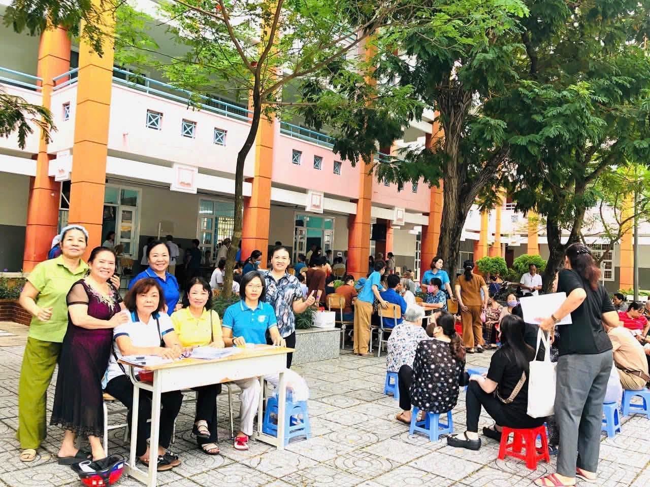 Khu phố 20 kiên trì vận động người dân tham gia khám sức khỏe