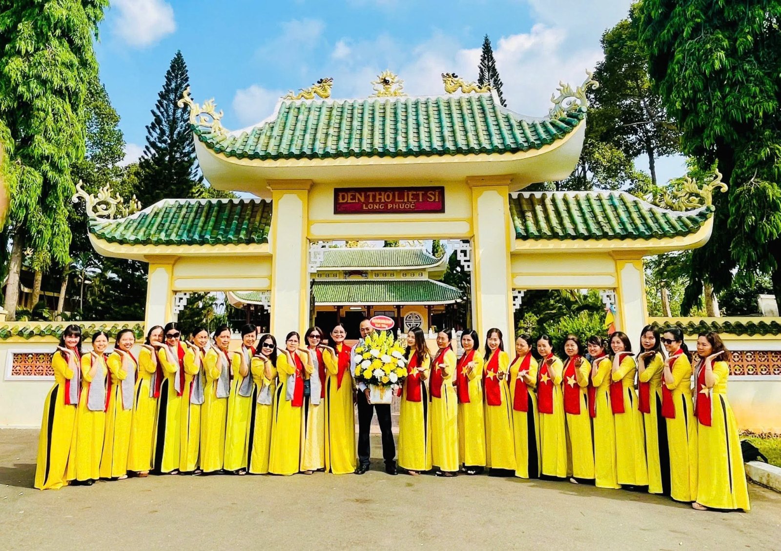 Chi bộ Trường tiểu học Trương Công Định về nguồn tại “Địa chỉ đỏ” địa đạo Long Phước