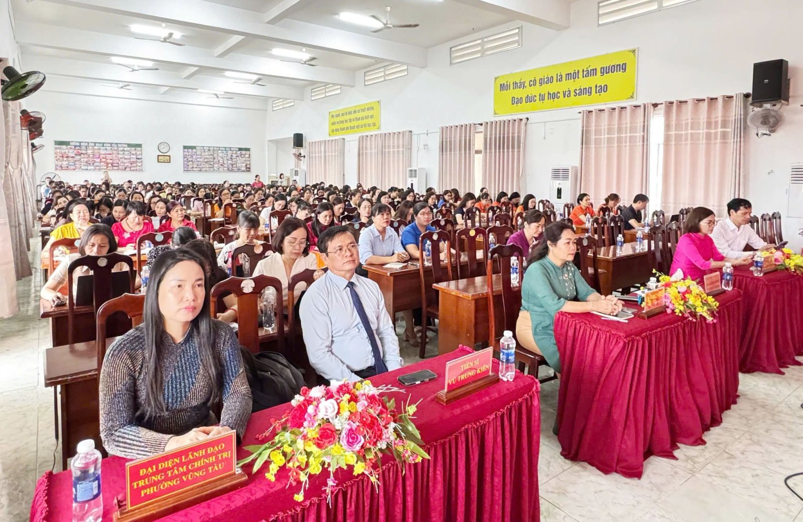 Khai giảng lớp bồi dưỡng lý luận chính trị cho cán bộ quản lý, giáo viên các trường học