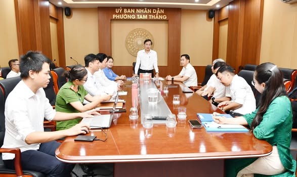Trao quyết định thành lập Chi bộ Ban quản lý dự án đầu tư xây dựng phường Tam Thắng