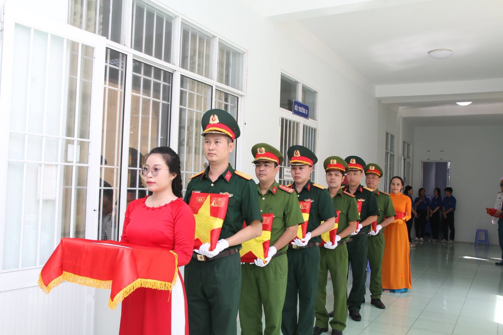 Trao di ảnh phục dựng cho thân nhân liệt sĩ tại phường Tam Thắng