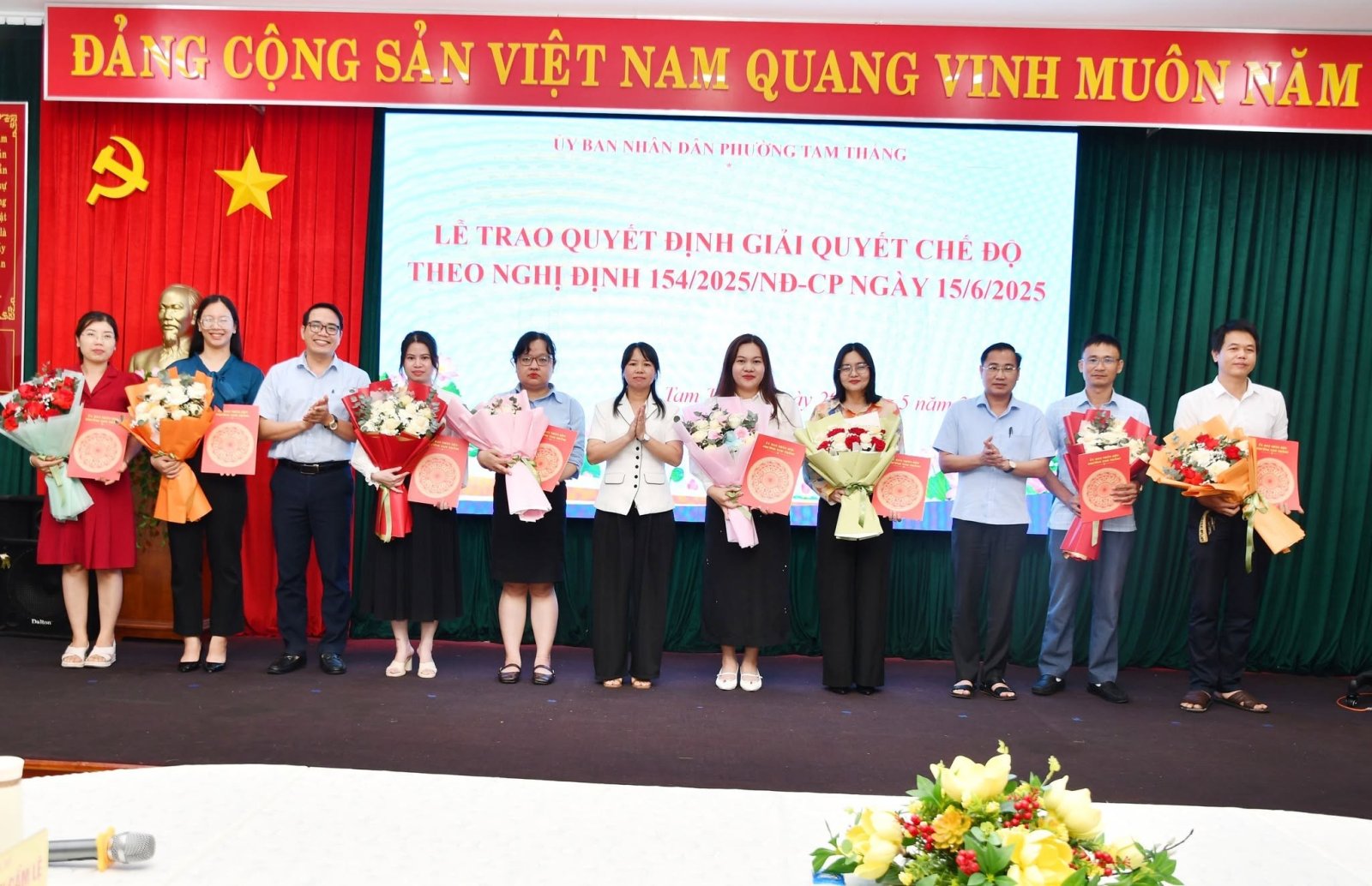 Trao quyết định giải quyết chế độ theo quy định 154/2025/NĐ-CP cho 8 người hoạt động không chuyên trách