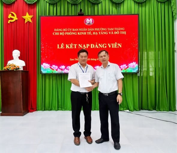 Chi bộ Phòng Kinh tế, hạ tầng và đô thị phường kết nạp đảng viên mới