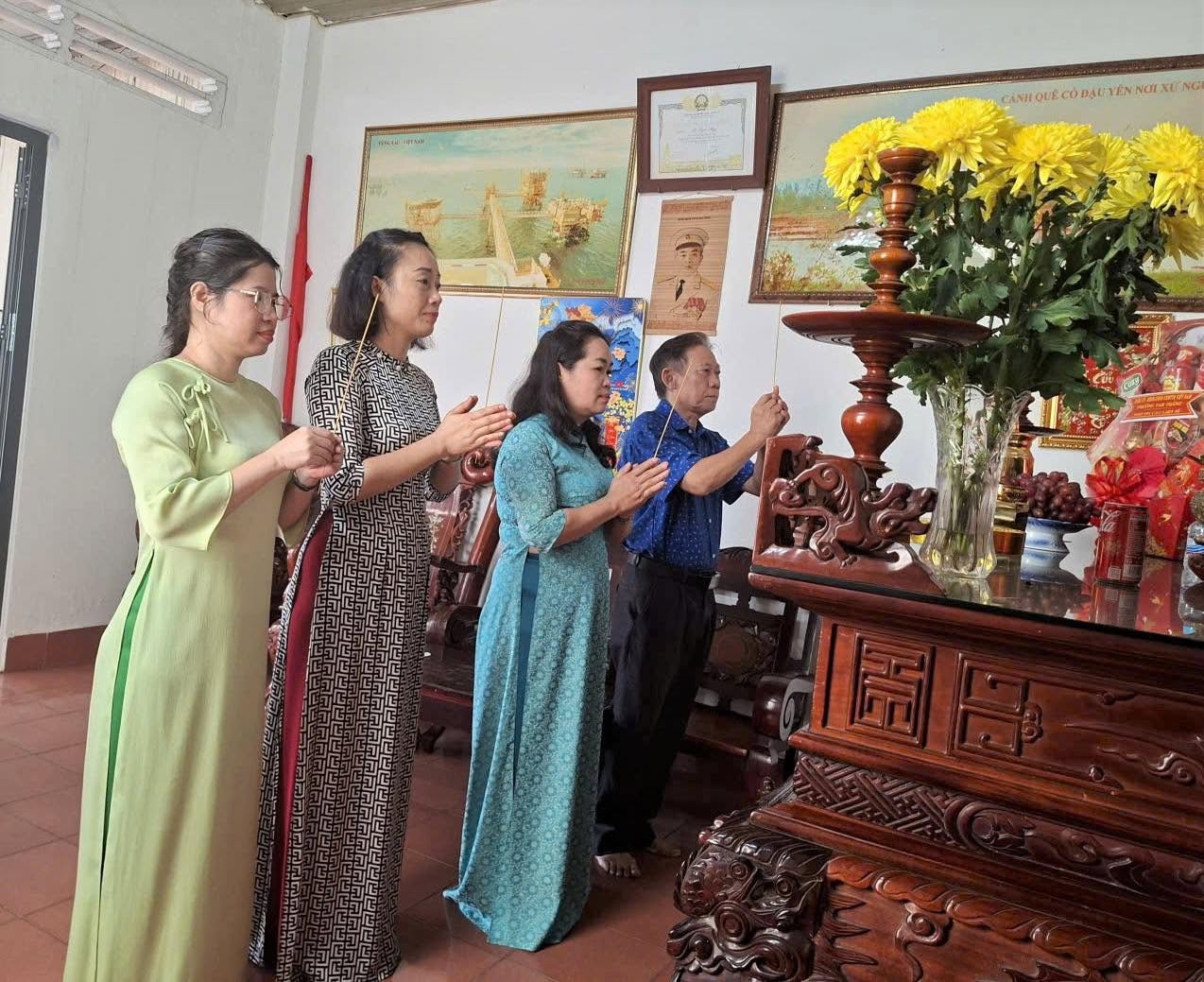 Phường Tam Thắng đến thăm, chúc tết các gia đình người có công với Cách Mạng