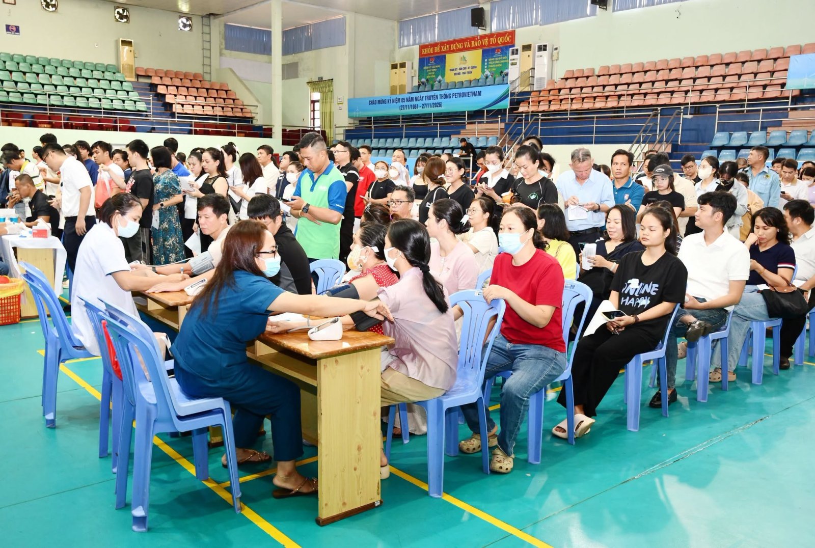 Hơn 400 người dân tình nguyện hiến máu nhân đạo