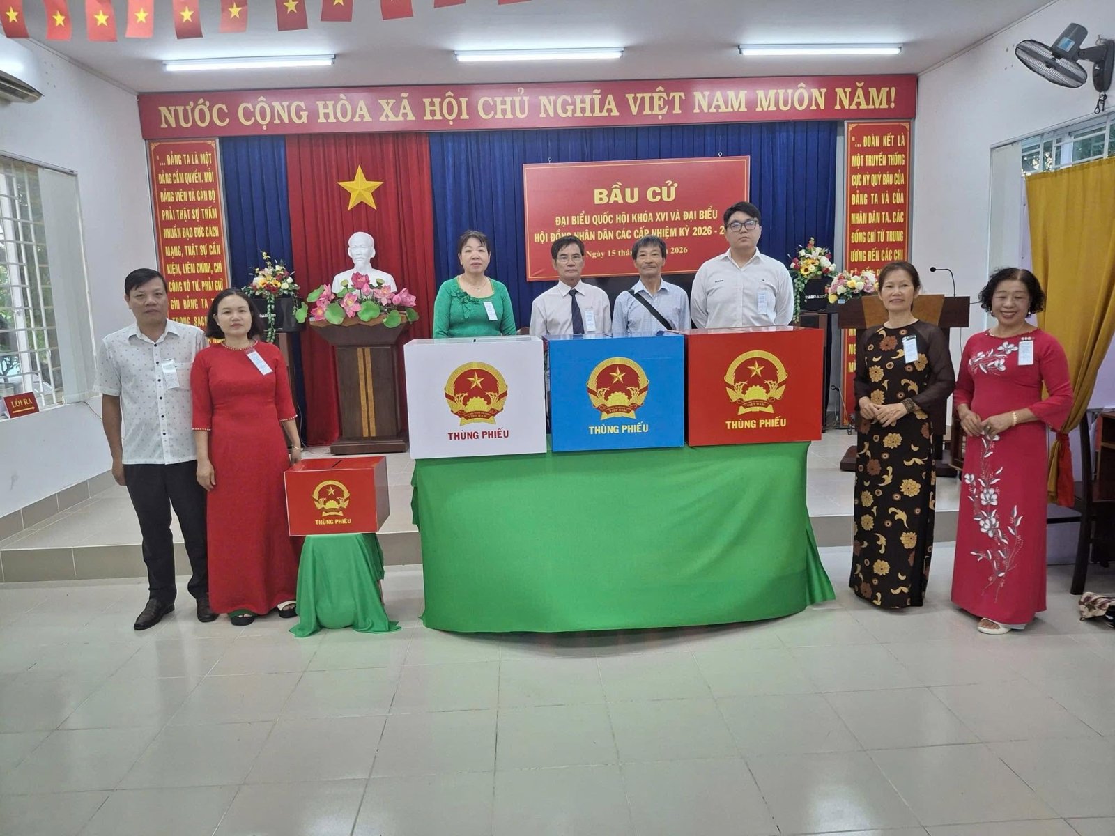 Cử tri phấn khởi bỏ phiếu bầu Đại Biểu Quốc Hội VÀ HĐND các cấp