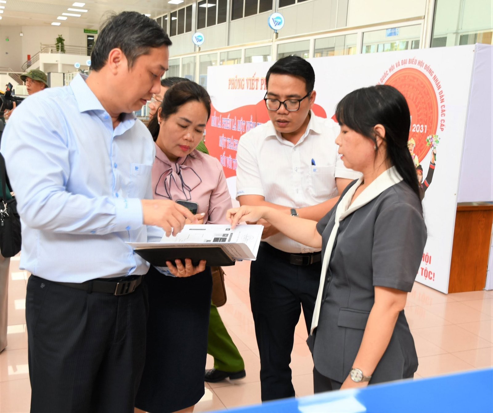 Phó Chủ tịch UBND TP.Hồ Chí Minh kiểm tra công tác bỏ phiếu sớm tại phường Tam Thắng