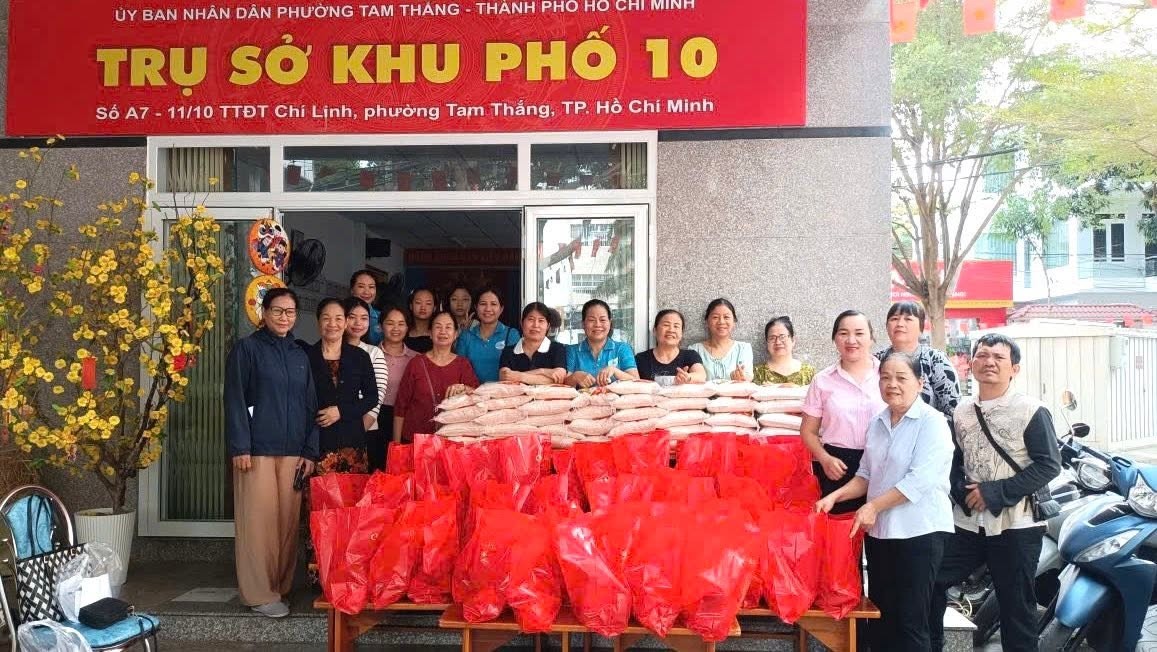 Khu phố 10 tặng quà Tết cho người có hoàn cảnh khó khăn