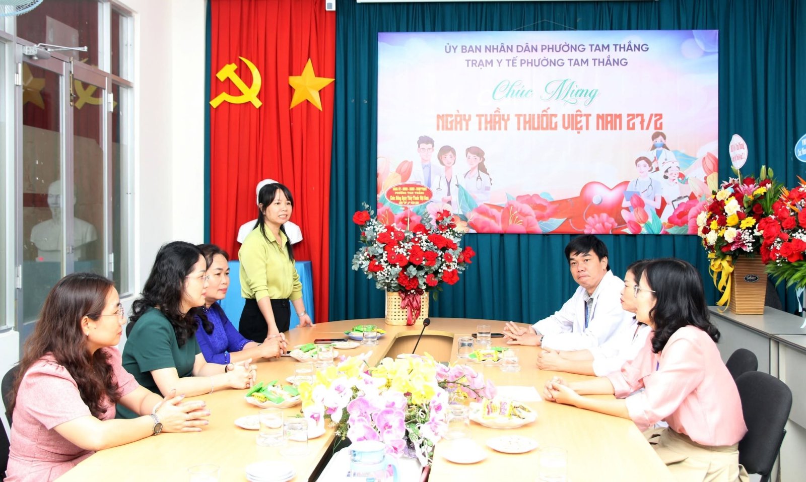 Lãnh đạo phường Tam Thắng thăm, tặng quà các cơ sở y tế nhân ngày Thầy thuốc Việt Nam 27/2