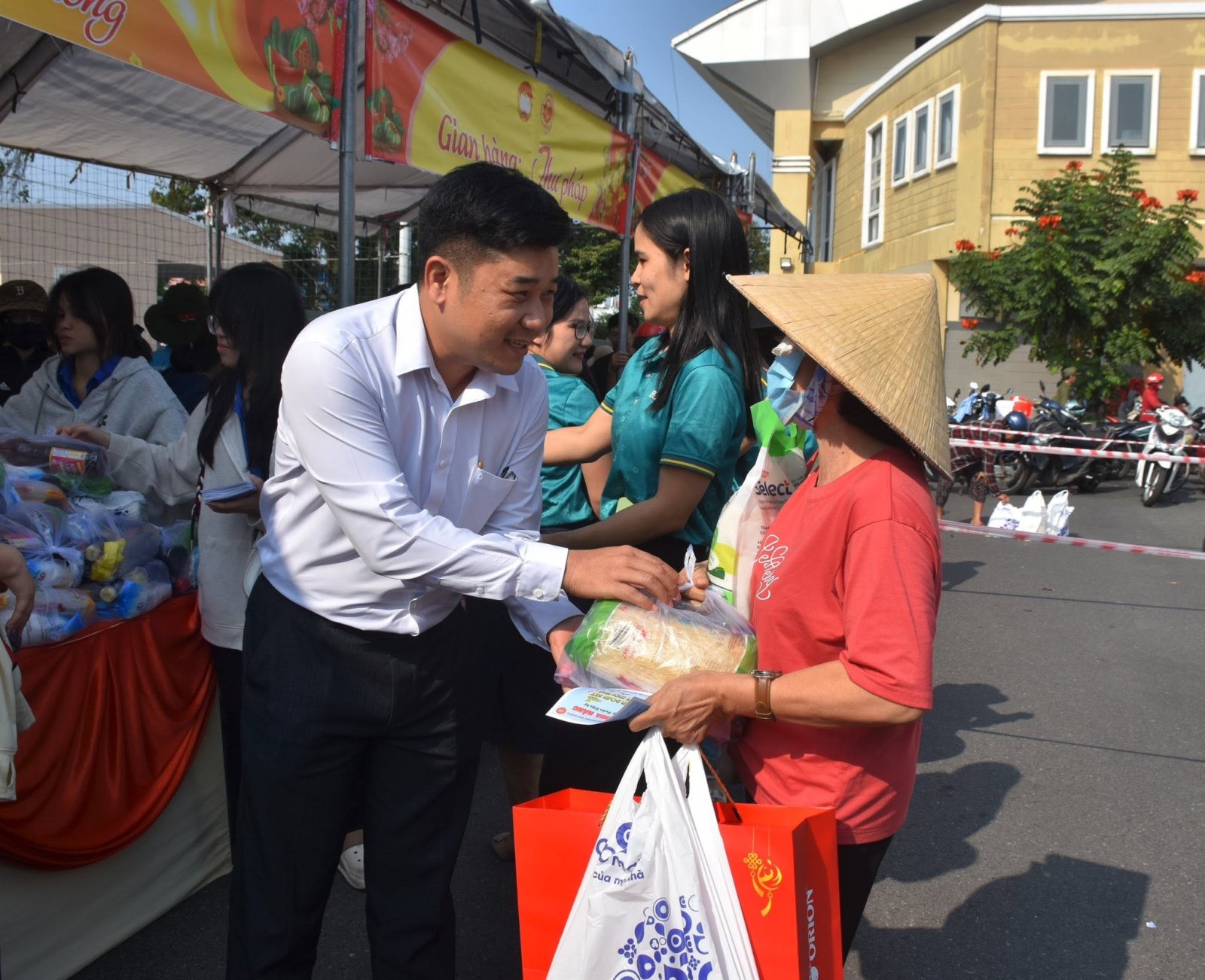 Phiên chợ 0 đồng” dành cho 1.000 người khó khăn