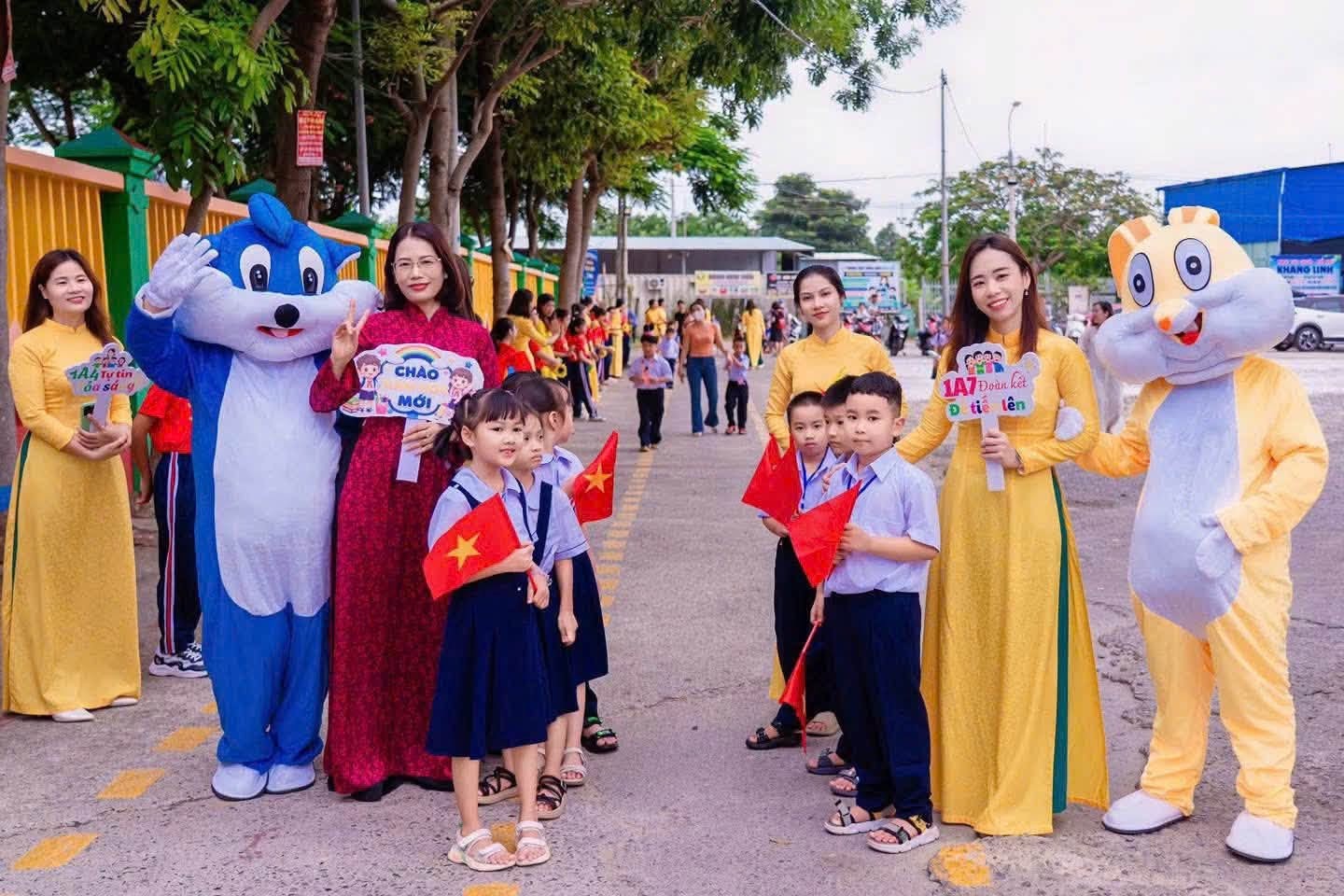 Trường Tiểu học Nguyễn Viết Xuân hân hoan chào đón học sinh lớp 1