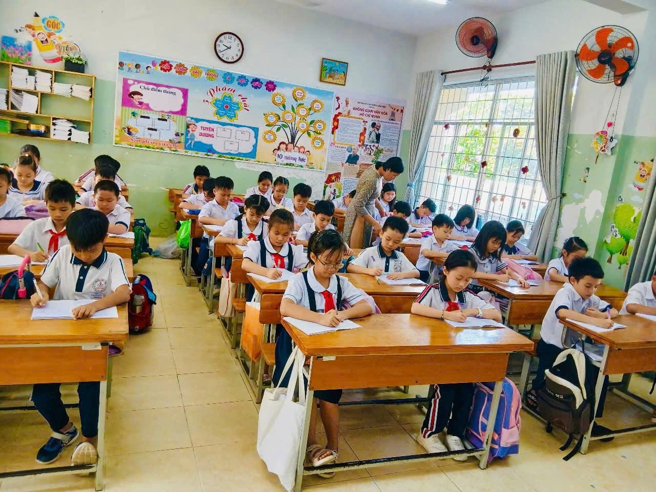 Dự kiến miễn phí sách giáo khoa trên toàn quốc từ năm học 2029 - 2030