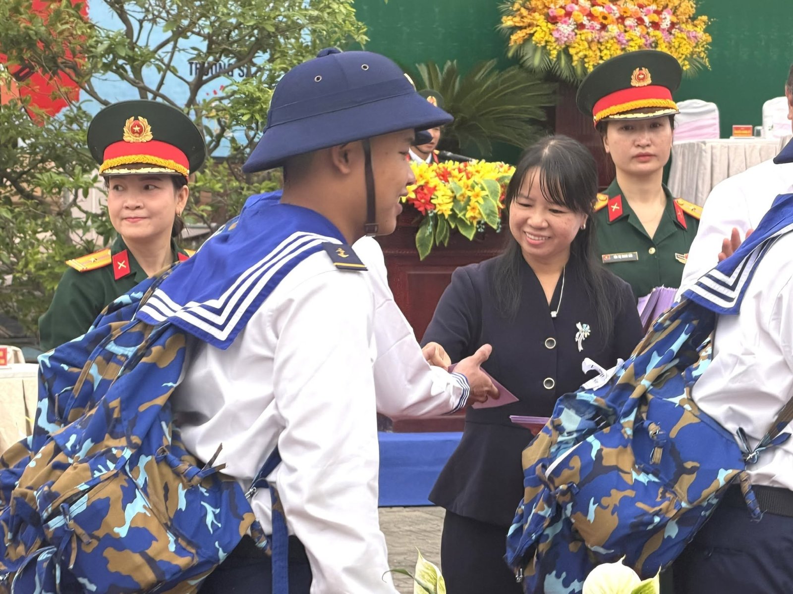 Lãnh đạo phường Tam Thắng tiễn thanh niên lên đường nhập ngũ