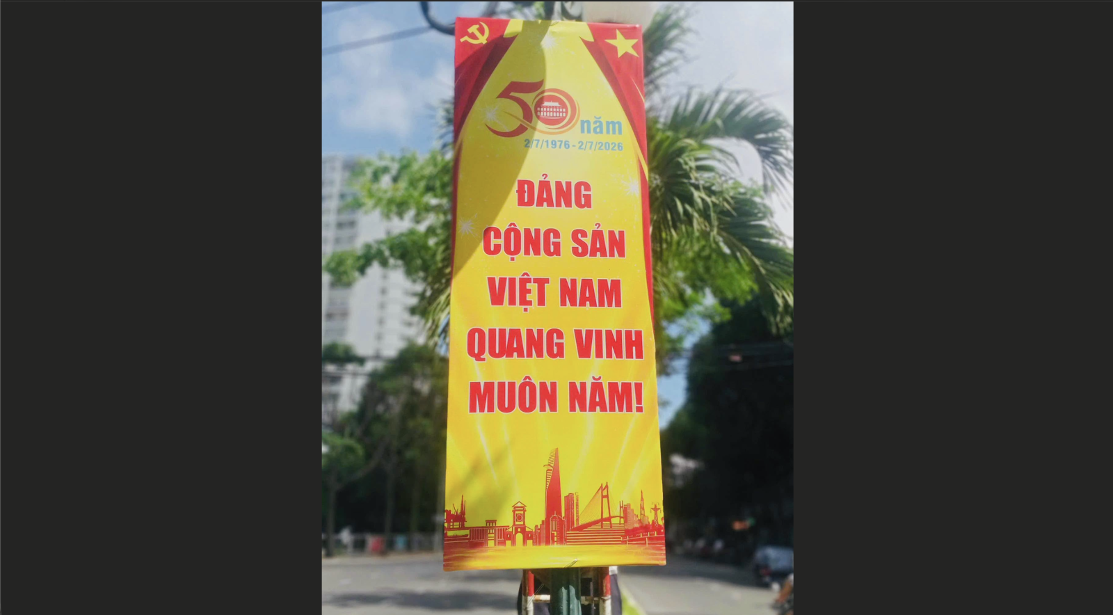 Kiểm tra, gia cố biển hiệu, bảng tuyên truyền, quảng cáo trước mùa mưa bão