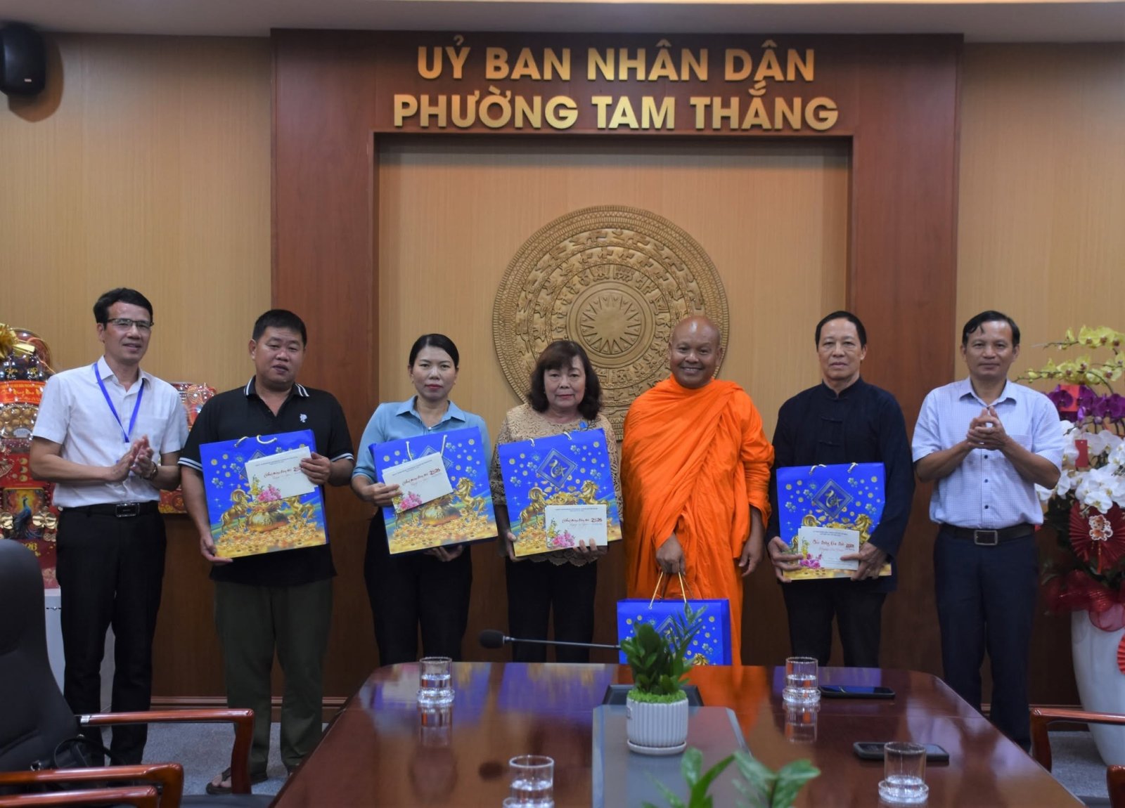 Sở dân tộc và Tôn giáo TP. Hồ Chí Minh tặng quà cho 05 cá nhân tiêu biểu trong lĩnh vực dân tộc