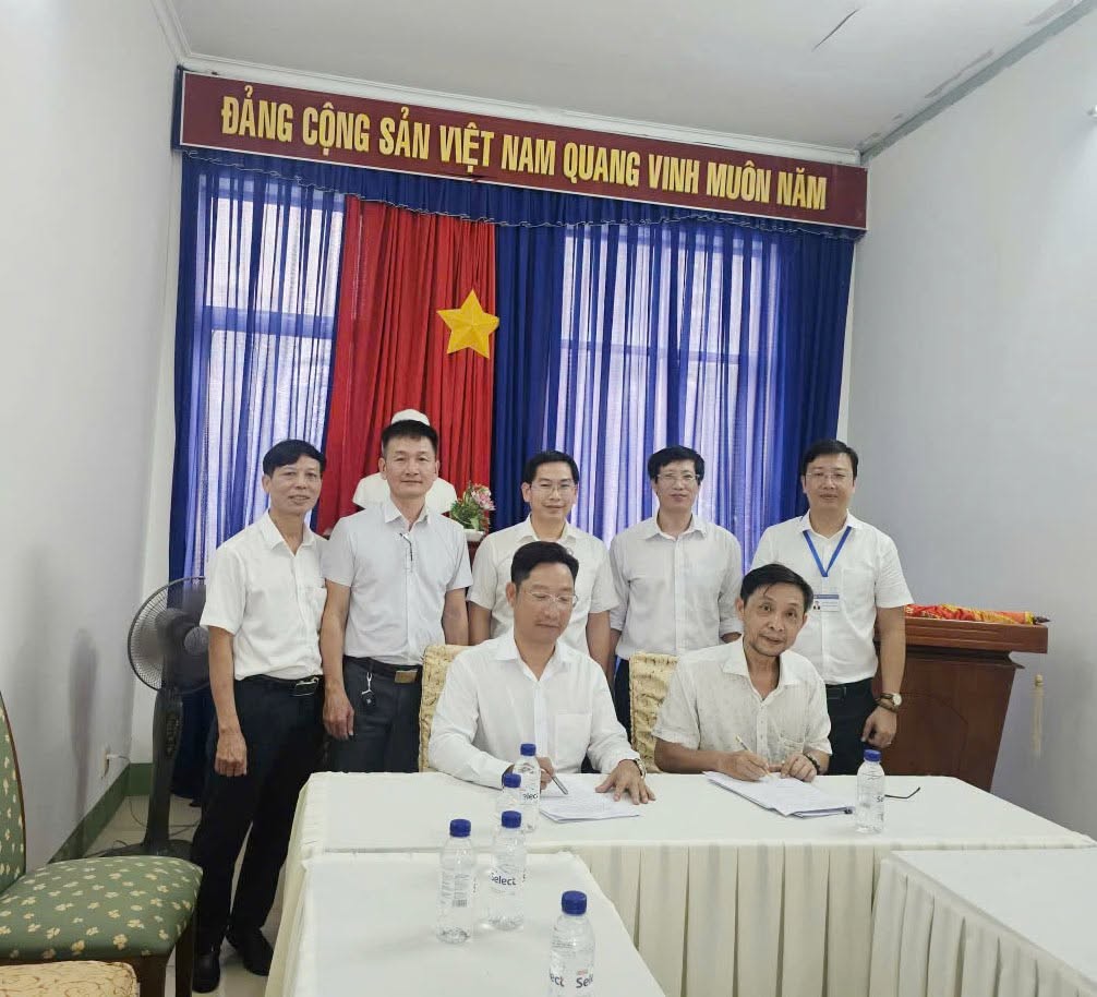 Bàn giao 1.265m² đất cho 2 đơn vị để mở rộng trung tâm và đầu tư xây dựng đường