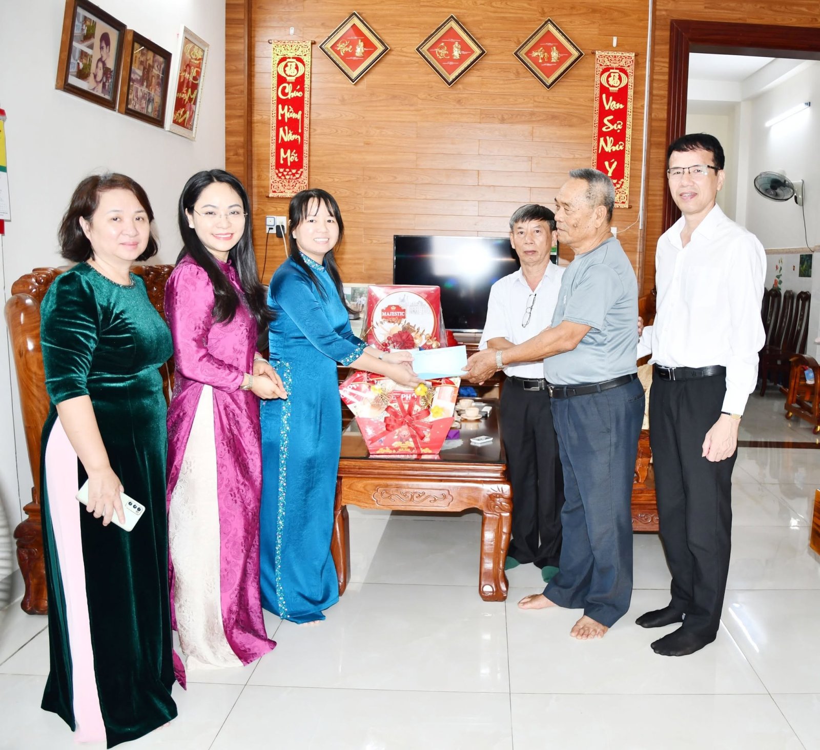 Tặng quà cho 30 trường hợp có công với cách mạng