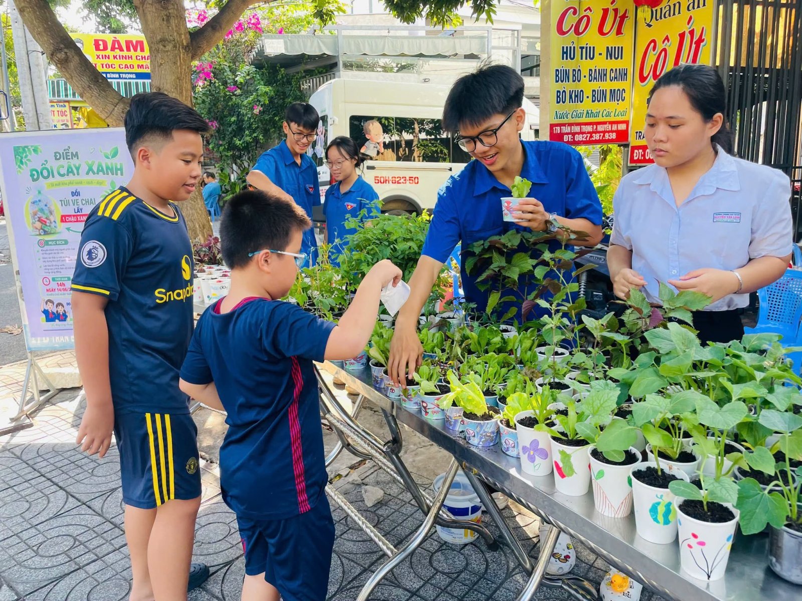 Đổi rác lấy cây xanh
