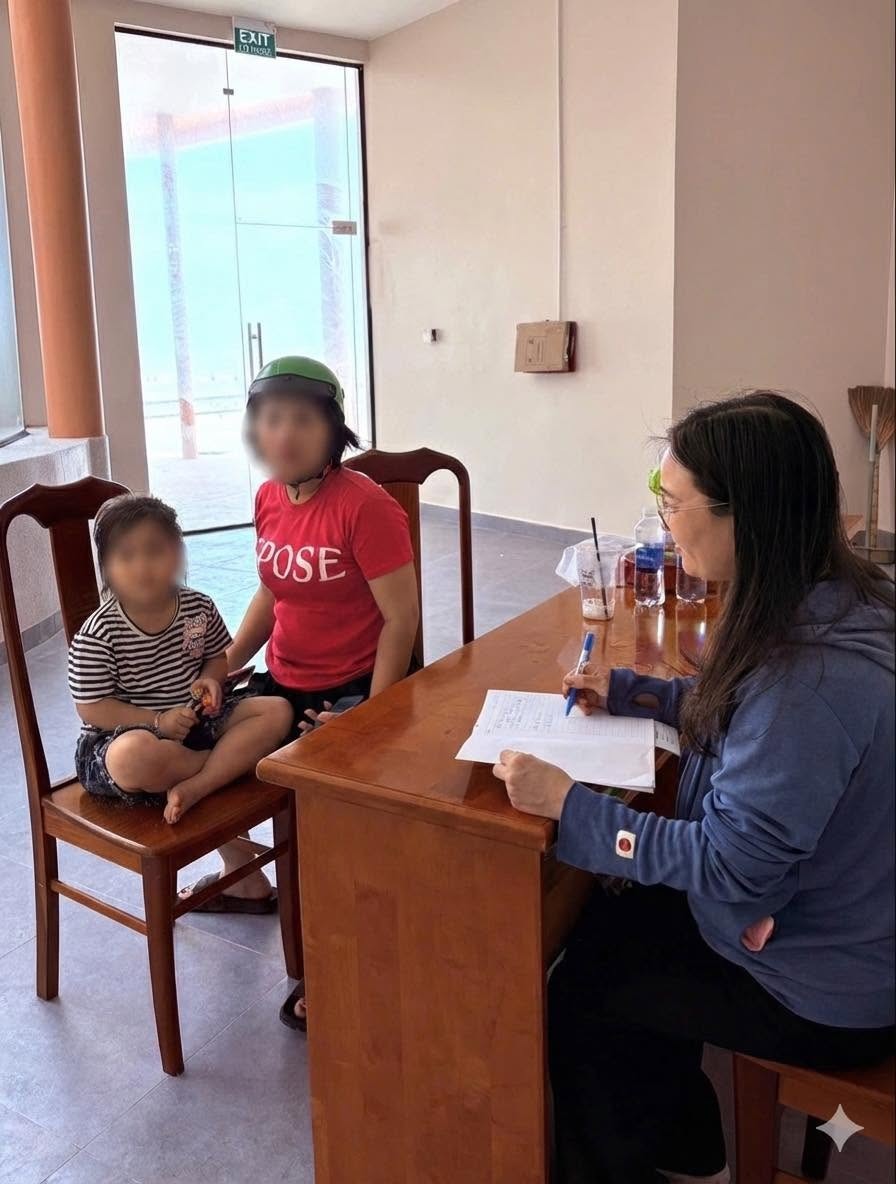 Phường Tam Thắng trao trả các trẻ em bị lạc về cho gia đình an toàn