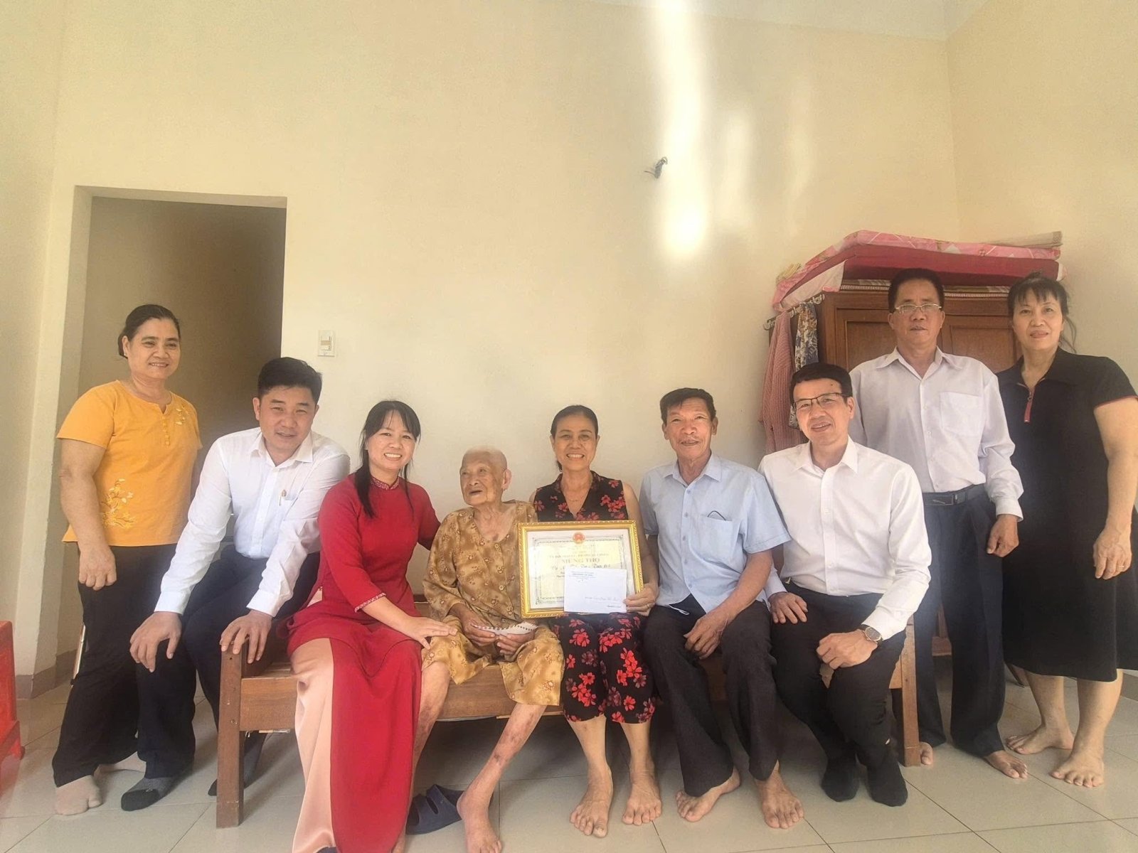 Đảng Ủy, HĐND, UBND, UBMTTQ Việt Nam phường Tam Thắng chúc thọ Người Cao Tuổi