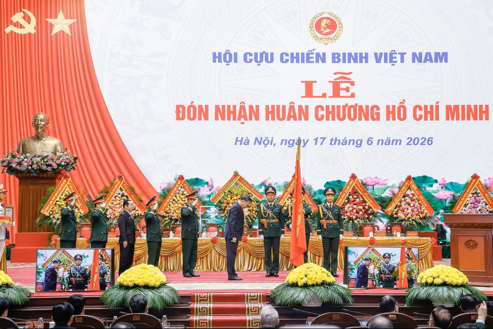 Tổng Bí thư, Chủ tịch nước Tô Lâm, Bí thư Quân ủy Trung ương thực hiện nghi thức trao Huân chương Hồ Chí Minh tặng Trung ương Hội Cựu chiến binh Việt Nam.