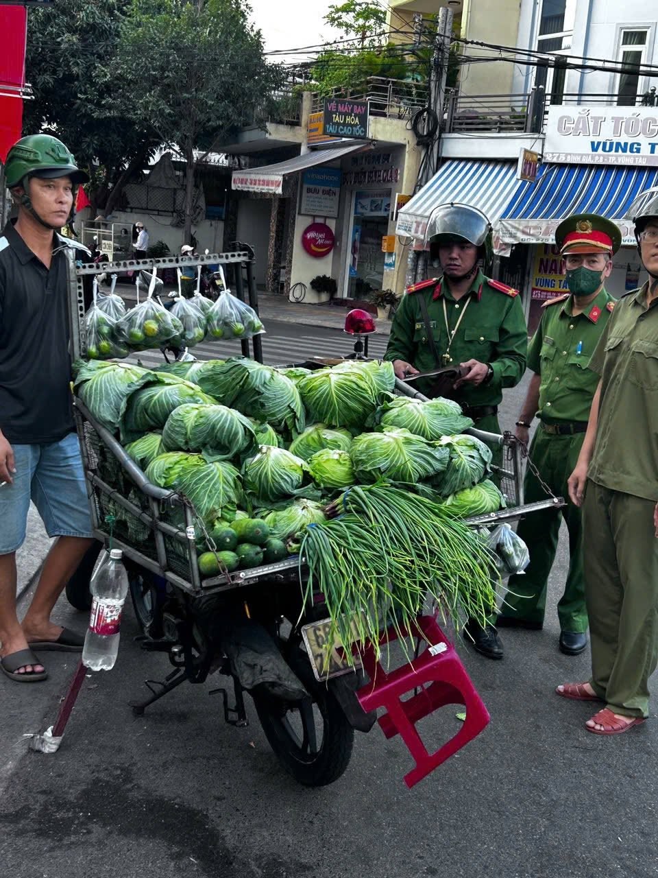 Công an phường Tam Thắng: Quyết tâm lập lại trật tự đô thị - Giành lại vỉa hè cho người đi bộ