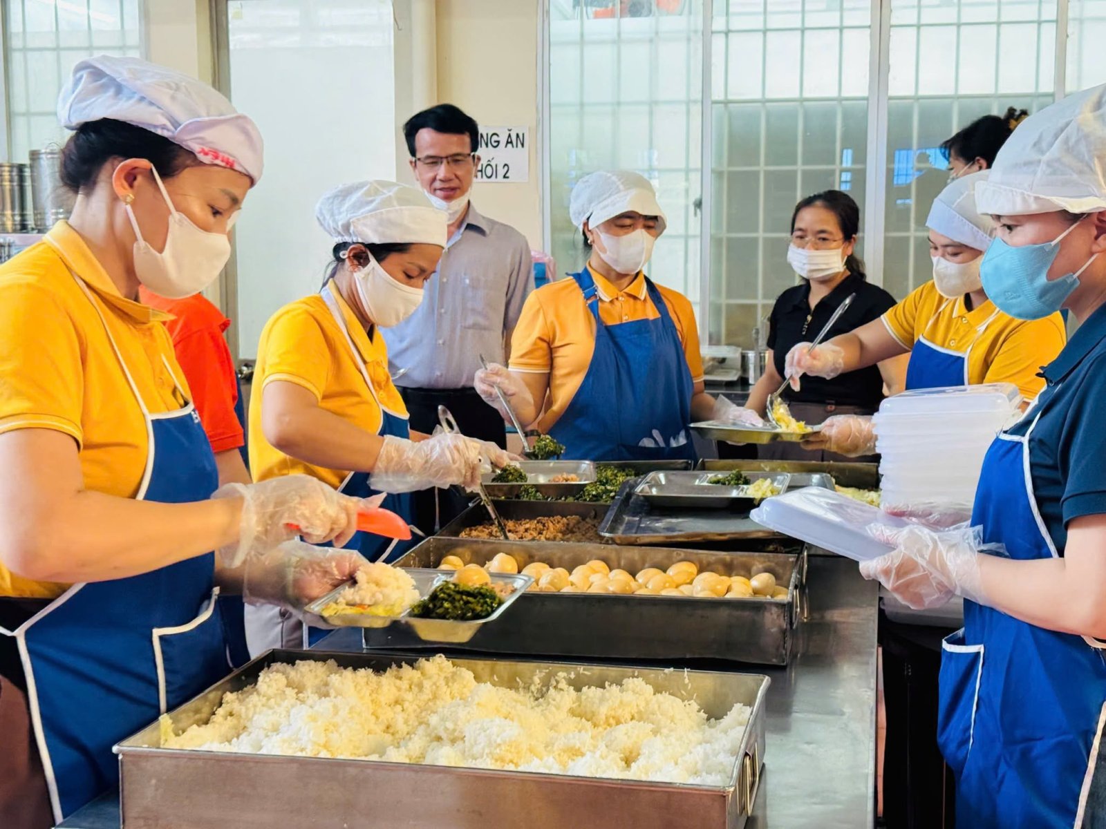 Kiểm tra bữa ăn bán trú tại Trường TH Trưng Vương và Trường Mầm non Hoa Anh Đào