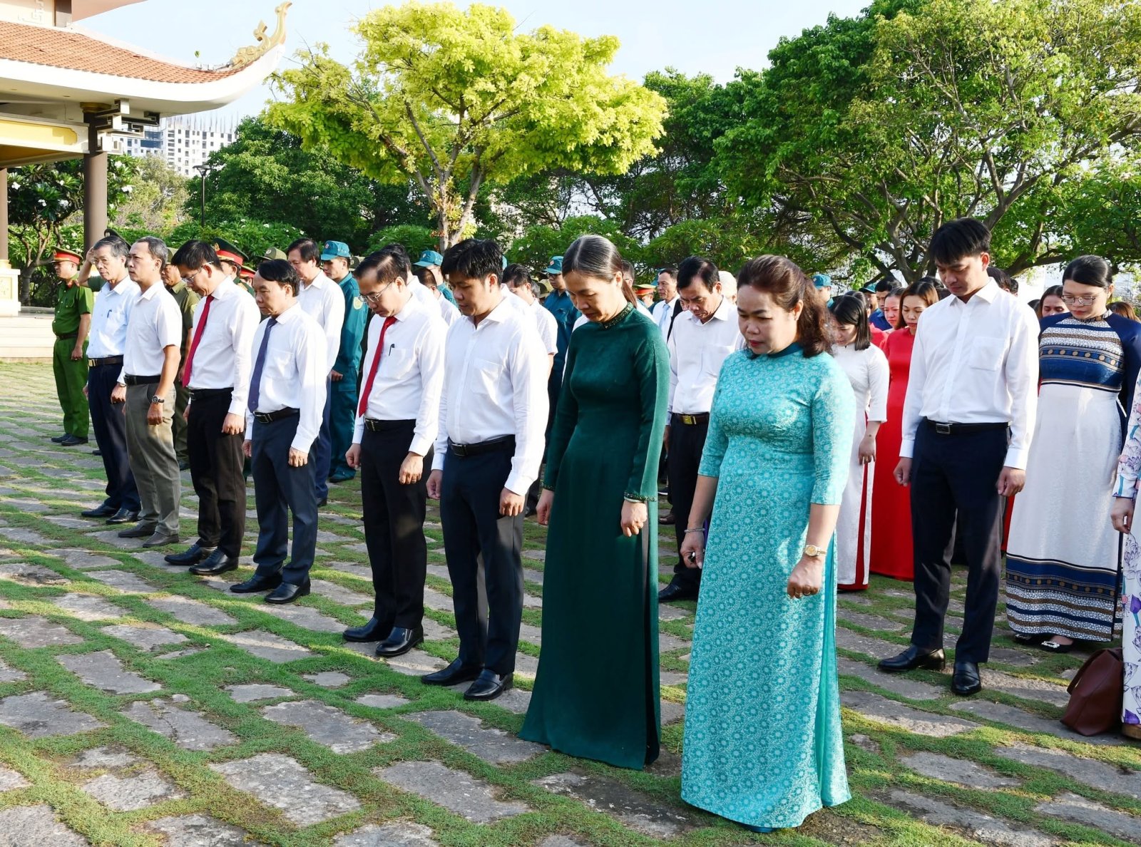 Đoàn đại biểu Đảng ủy, HĐND, UBND, UB MTTQVN phường Tam Thắng dâng hương tại đền thờ liệt sĩ Vũng Tàu