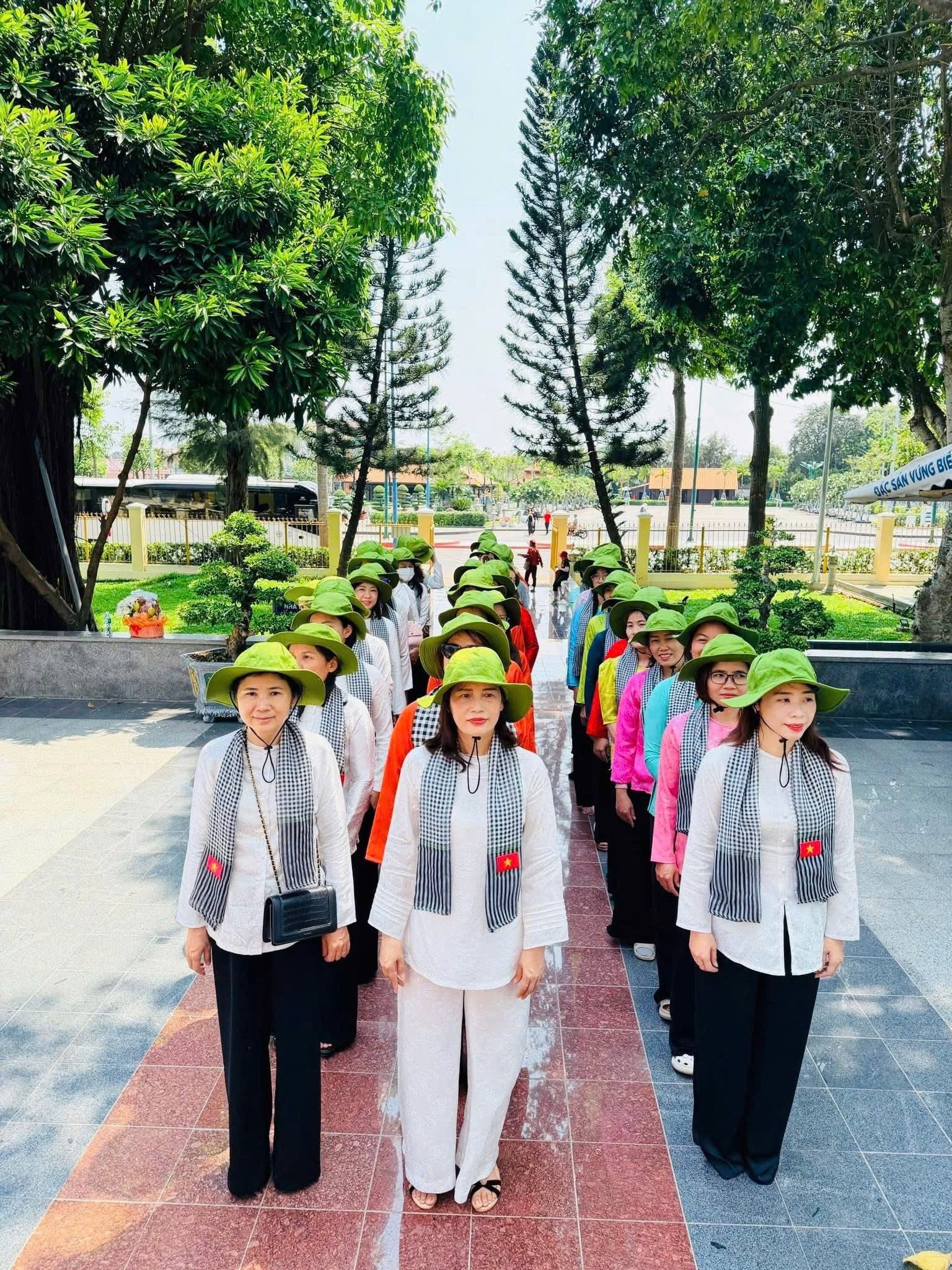 Chi bộ Trường Tiểu học Nguyễn Viết Xuân về nguồn tại xã Đất Đỏ
