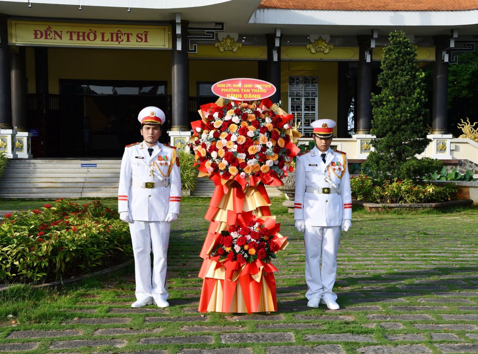 Thành kính dâng hương, dâng hoa tưởng nhớ Chủ tịch Hồ Chí Minh và các anh hùng liệt sĩ