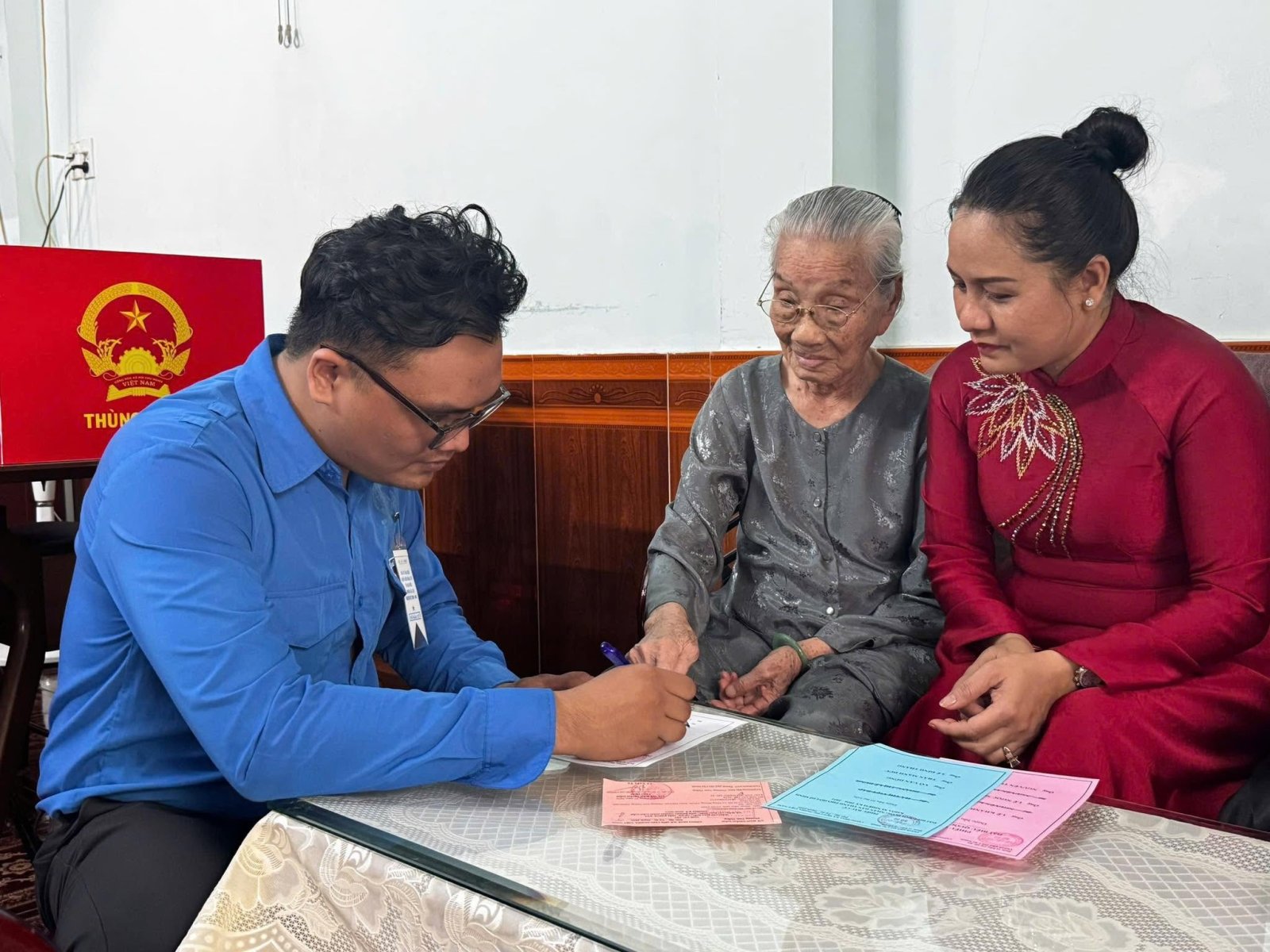 Mang thùng phiếu tới tận nhà cử tri lớn tuổi