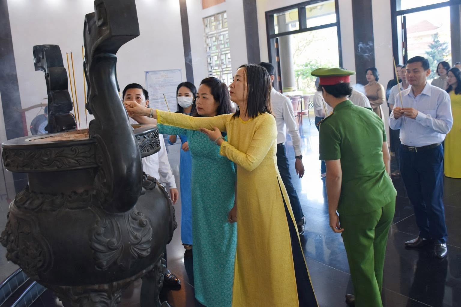 Đảng Ủy, HĐND, UBND, UBMTTQ Việt Nam phường Tam Thắng viếng đền thờ Liệt Sĩ Vũng Tàu