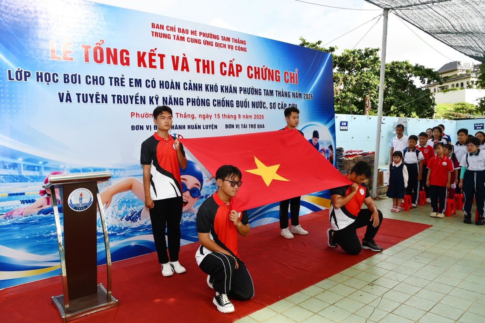 Cấp chứng chỉ bơi cho các em thiếu nhi khó khăn