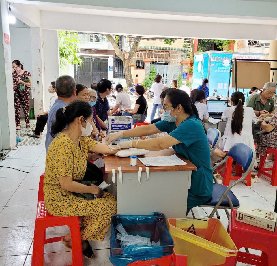 Người dân chăm sóc sức khỏe ngay tại địa bàn cư trú