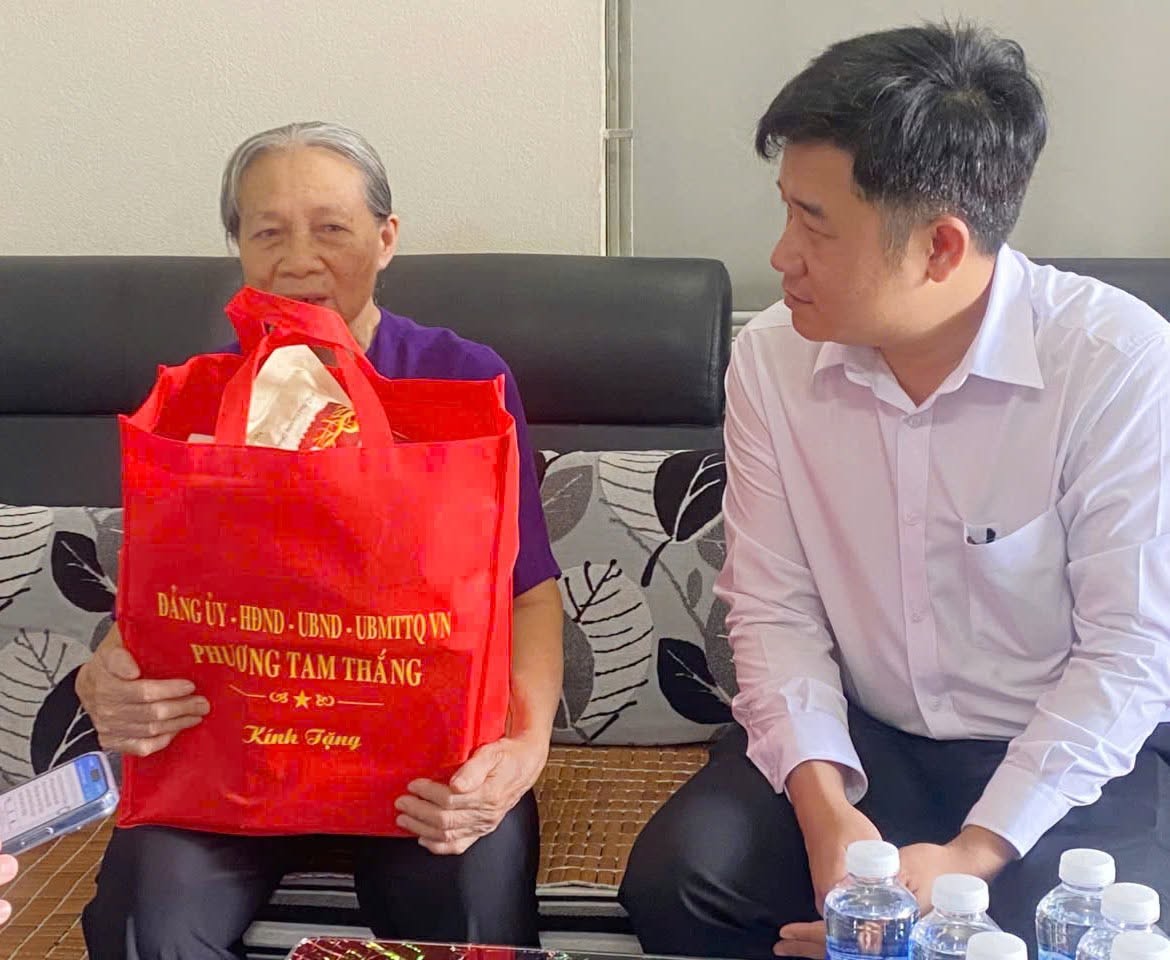 Thăm, tặng quà các thân nhân thương binh, bệnh binh