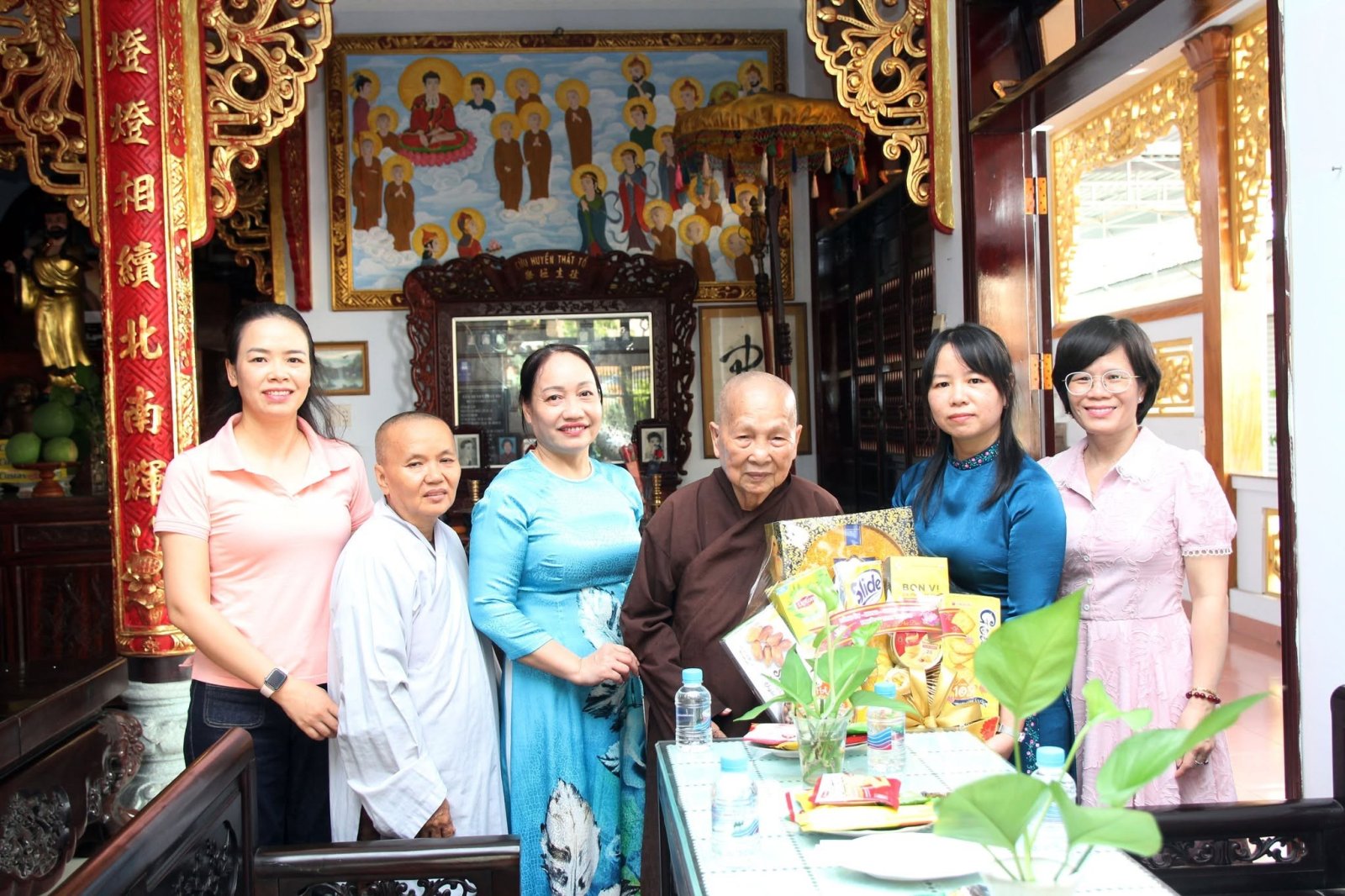 Lãnh đạo phường Tam Thắng thăm, tặng quà các cơ sở Phật giáo nhân đại lễ Phật đản