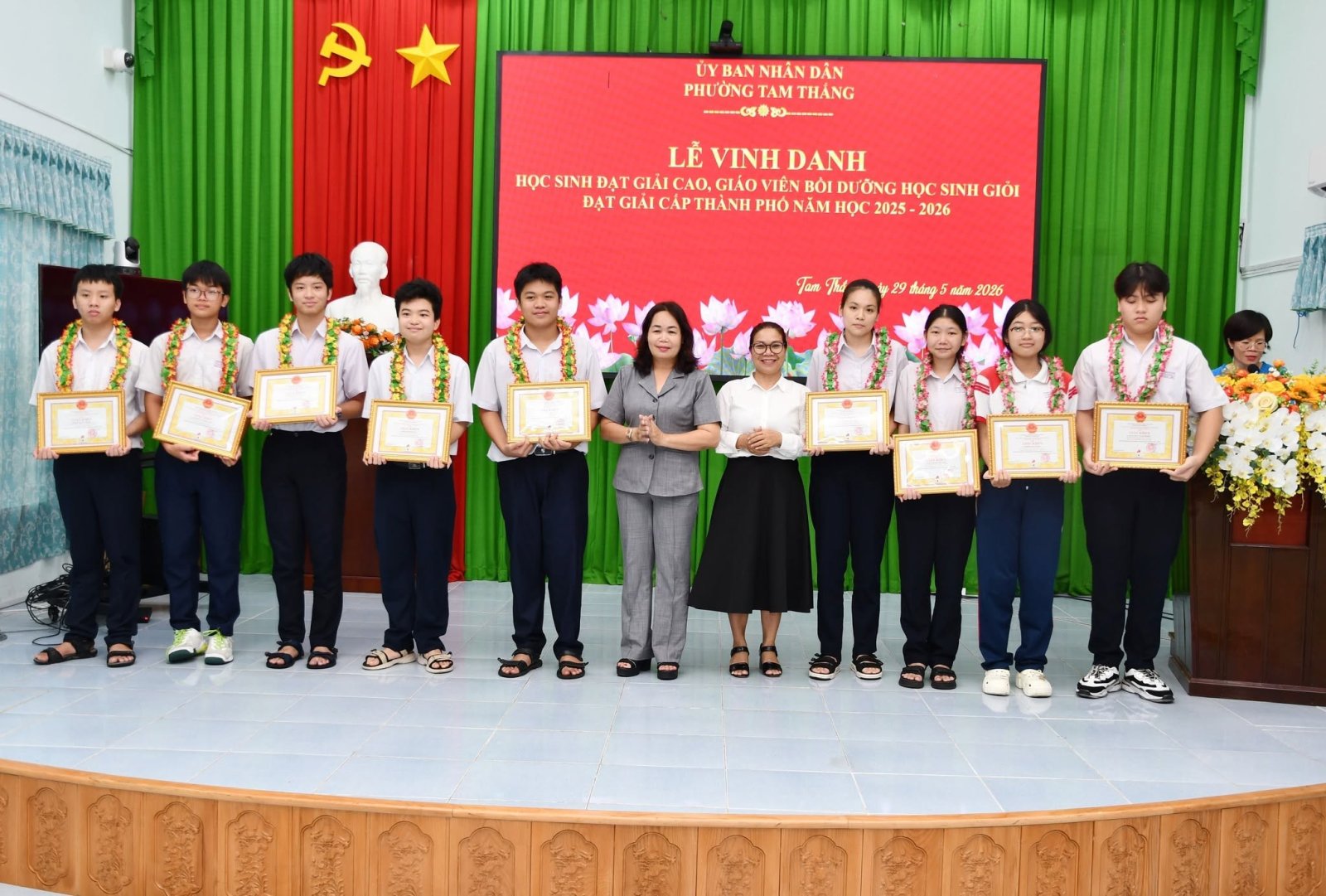 UBND phường Tam Thắng vinh danh 54 học sinh và 28 giáo viên đạt thành tích cao tại các kỳ thi cấp thành phố năm học 2025-2026