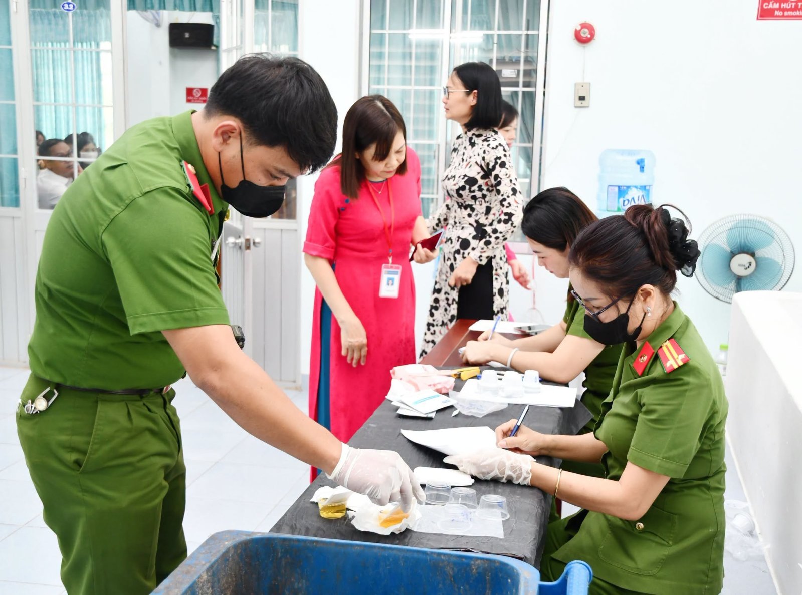 Phòng, chống ma túy trong cán bộ, đảng viên và lực lượng vũ trang