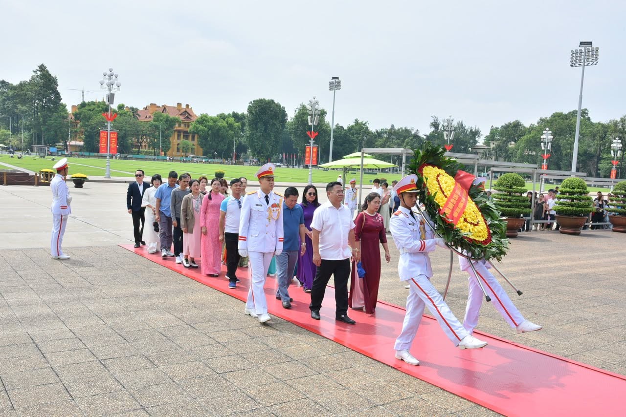 Đoàn đại biểu của Trung tâm Cung ứng dịch vụ công phường Tam Thắng vào Lăng viếng Chủ tịch Hồ Chí Minh