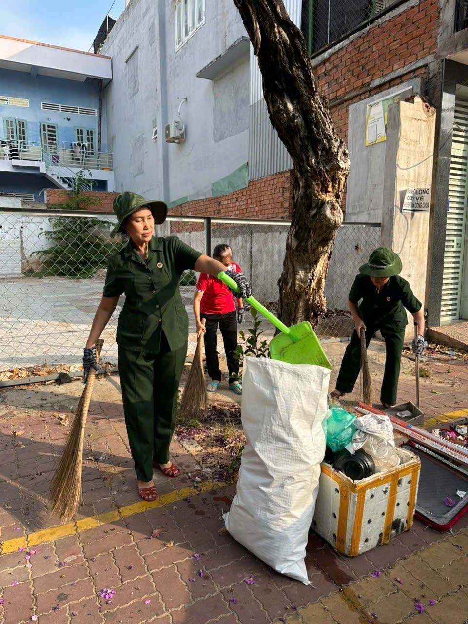 Nhiều khu phố ra quân dọn dẹp vệ sinh, bảo vệ môi trường