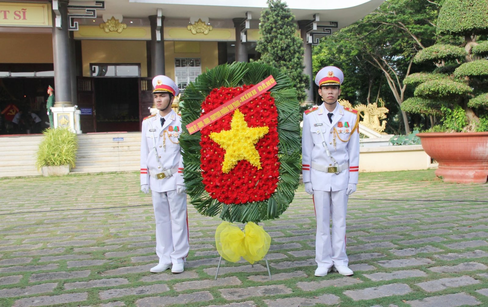Phường Tam Thắng dâng hương tại Đền thờ Liệt sĩ