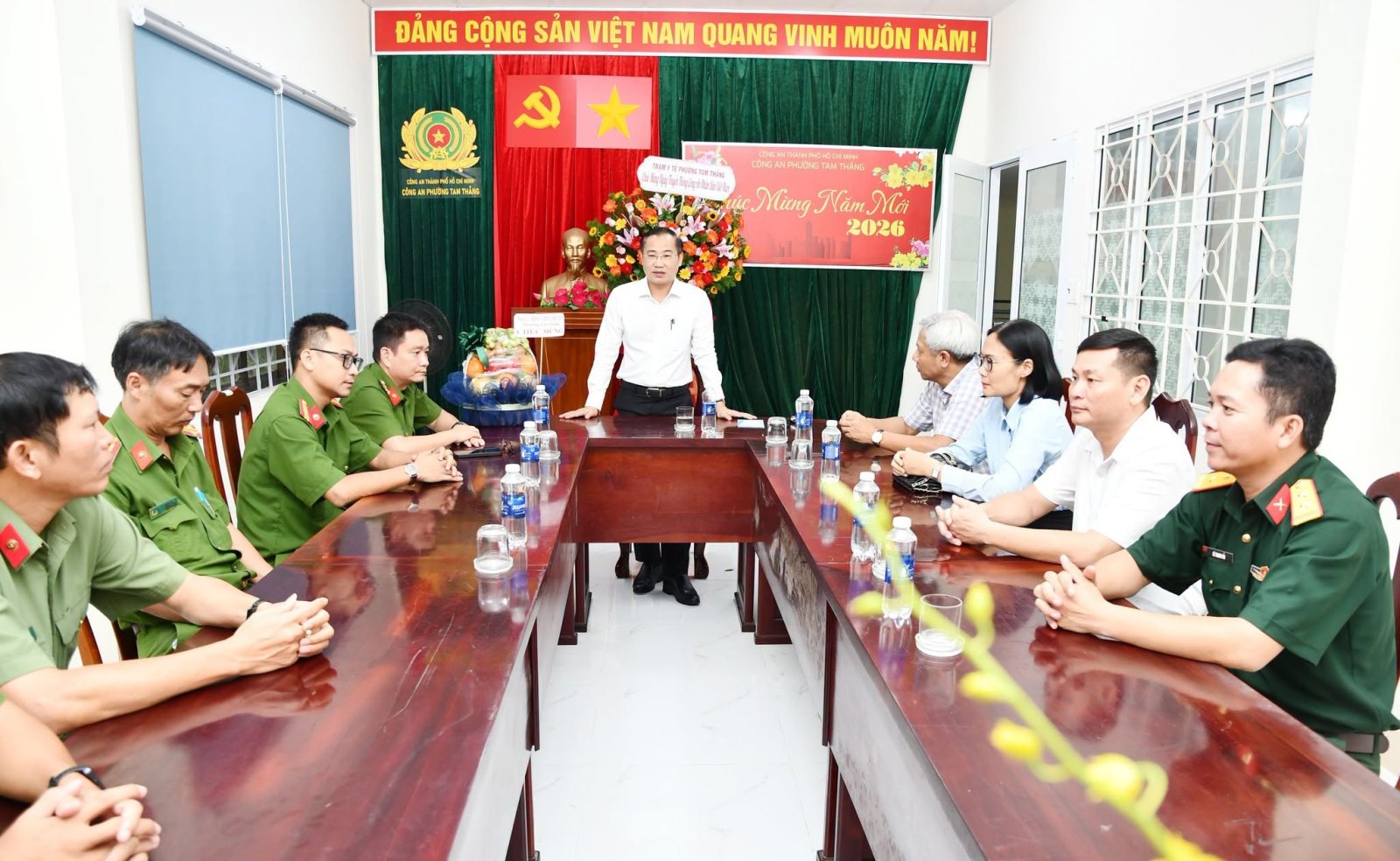 UBND Phường đến thăm, chúc mừng cán bộ, chiến sĩ Công an phường Tam Thắng