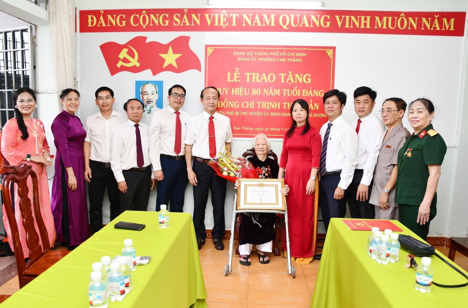 Trao huy hiệu đảng cho 78 đảng viên