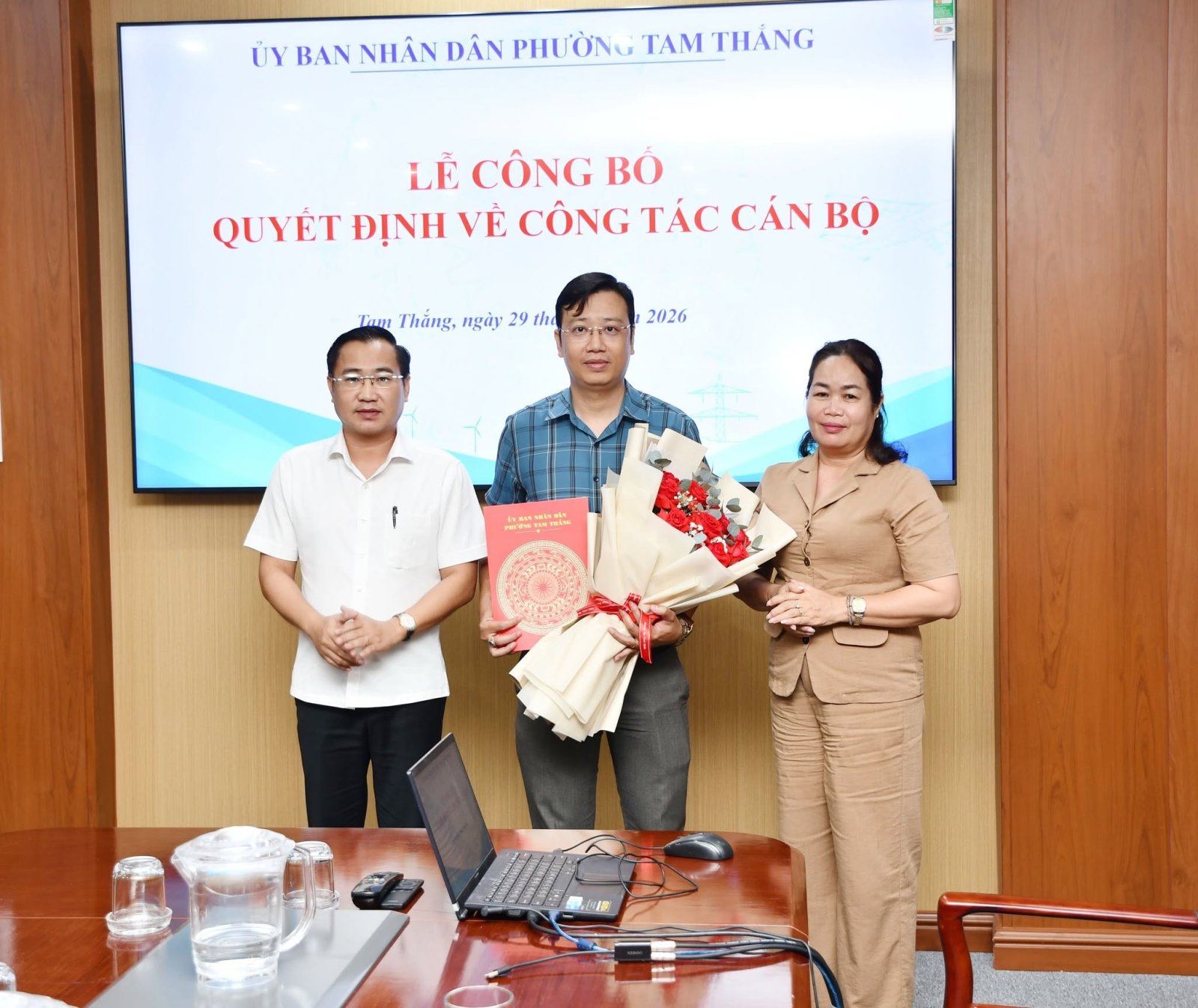 UBND phường Tam Thắng trao quyết định về công tác cán bộ