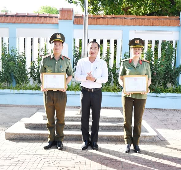 Khen thường 1 tập thể và 8 cá nhân có thành tích trong công tác bảo đảm an ninh trật tự và dịp lễ Phục sinh năm 2026