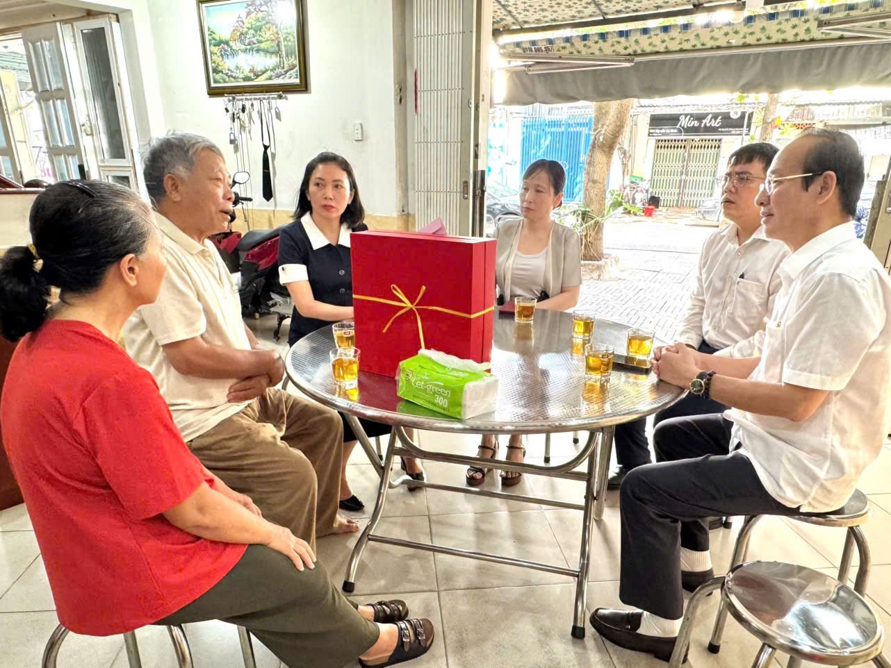 Lãnh đạo Thành phố thăm, tặng quà người có công tiêu biểu tại Phường Tam Thắng