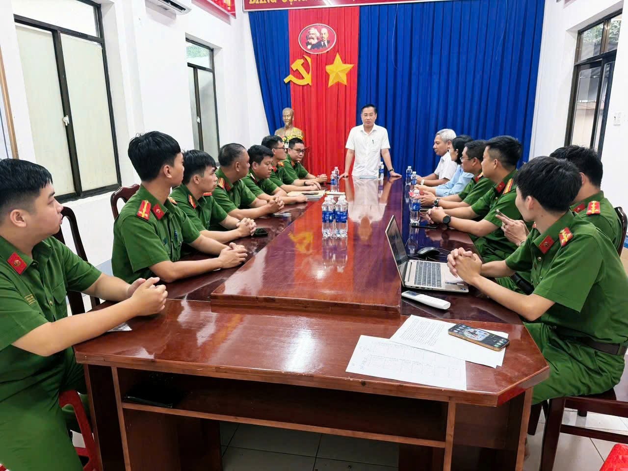 Lãnh đạo UBND phường Tam Thắng đến thăm, động viên cán bộ, chiến sĩ Công an Phường