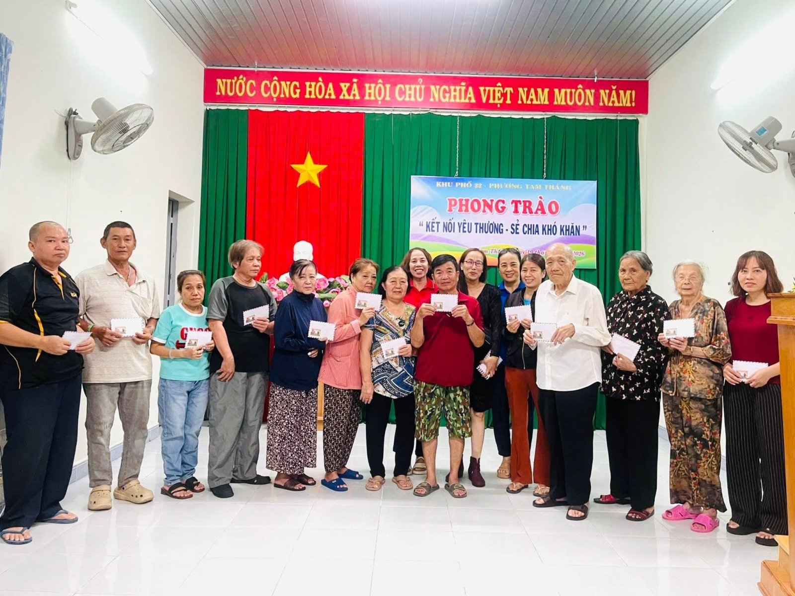 Tặng 50 phần quà cho các trường hợp khó khăn