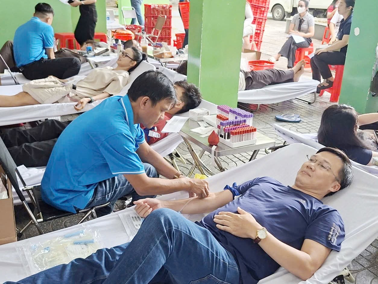 Cán bộ, công chức, viên chức và người lao động tình nguyện hiến máu nhân đạo