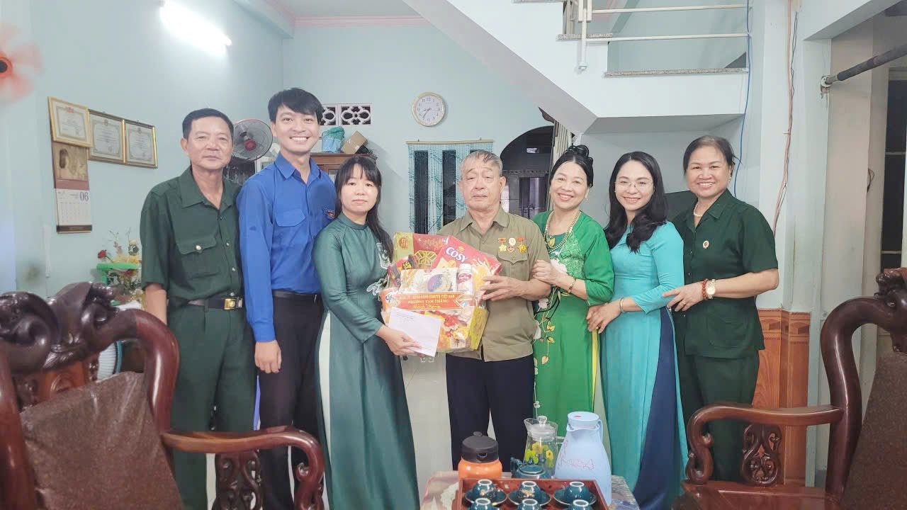Lãnh đạo phường Tam Thắng thăm, tặng quà gia đình chính sách, người có công
